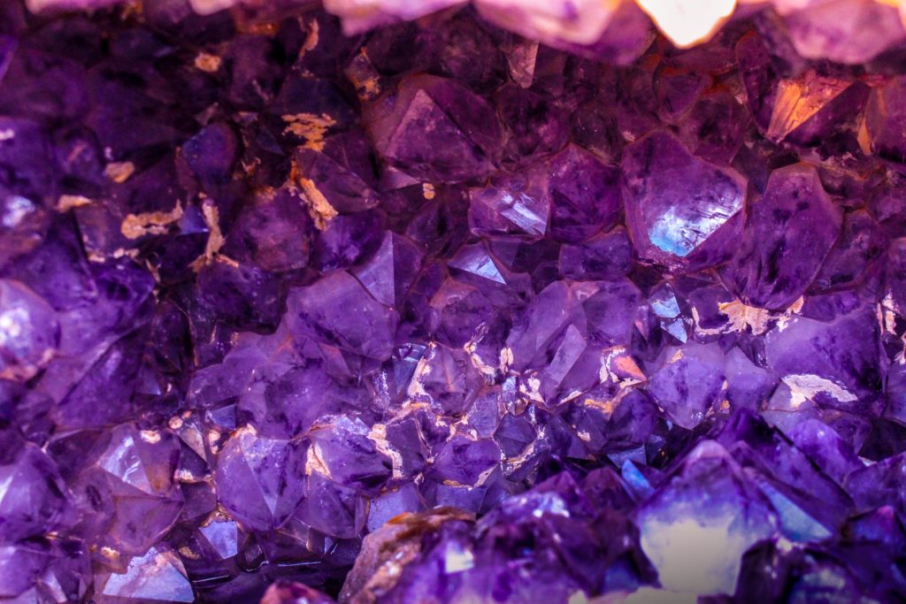 Exemple de pierre, l'améthyste de couleur violette